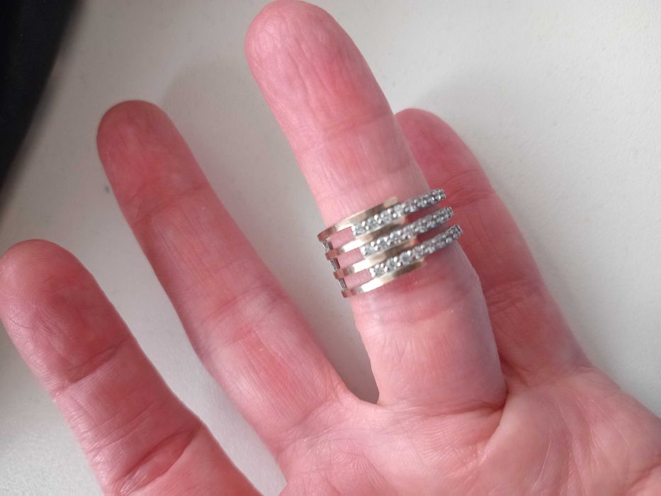 Продам новое серебрянное кольцо Ирида-В