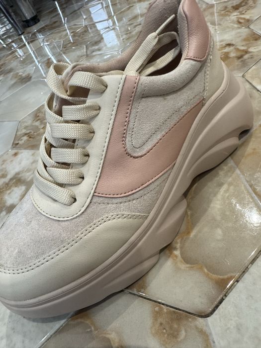 Взуття , кросівки рожеві