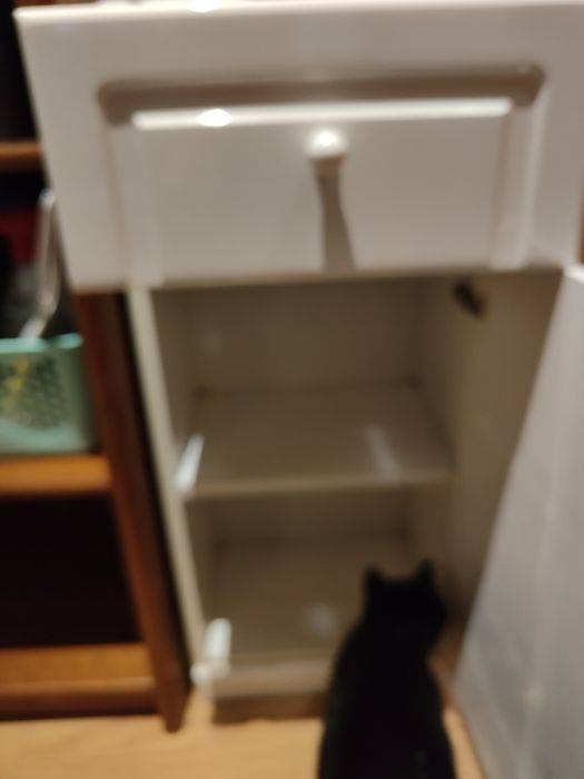 Móvel branco com tampo em mármore