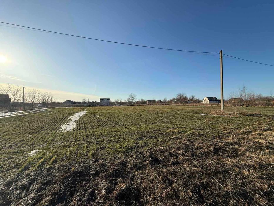 Продам ділянку в смт Літин .Рівна під житлову забудовуПоруч світло газ