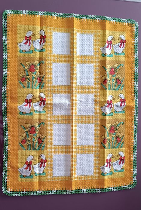 Pano de cozinha bordado à mão com patos