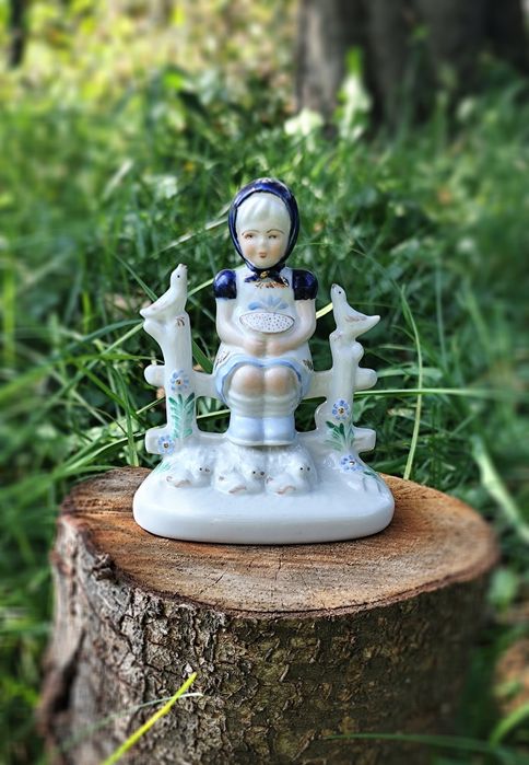 Porcelanowa figurka, dziewczynka na ławce
