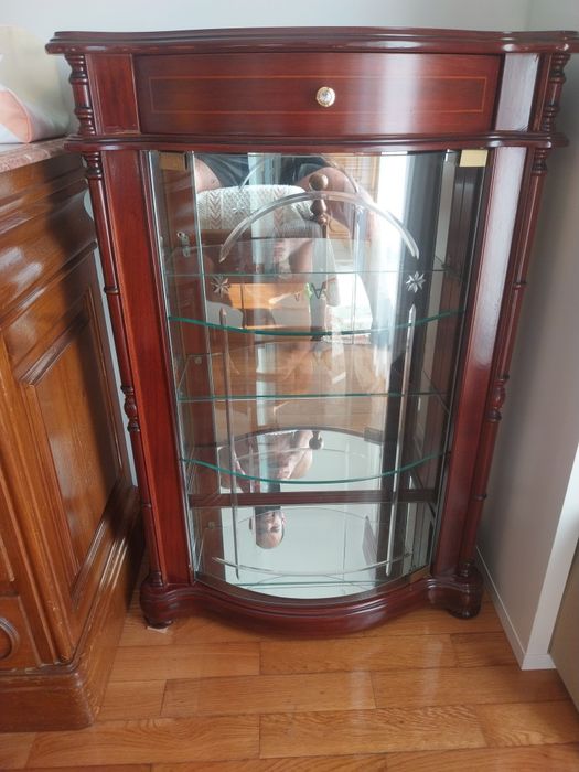 Vitrine em cerejeira