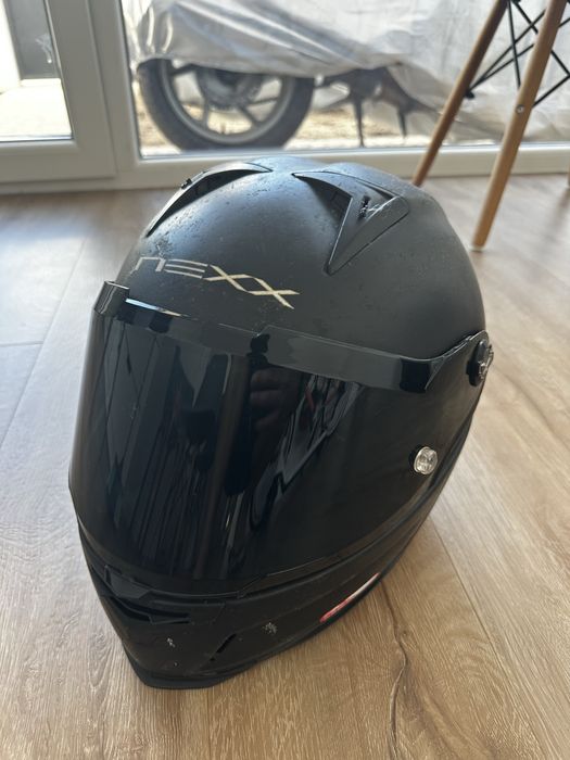 Capacete NEXX de cor preta