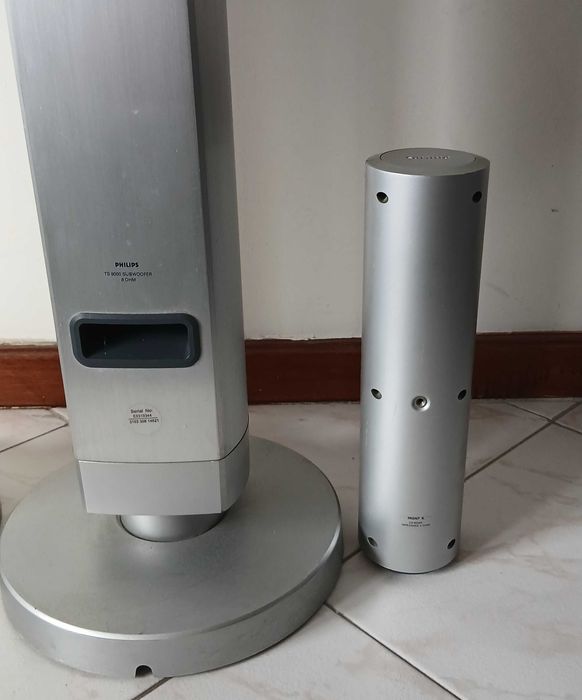 Par de Colunas (Torre) Philips com Subwoofer e Satélites Removíveis de 4 Vias