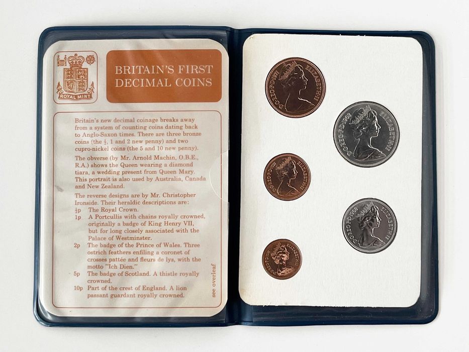 Coleção de primeiras moedas Britânicas no sistema decimal.