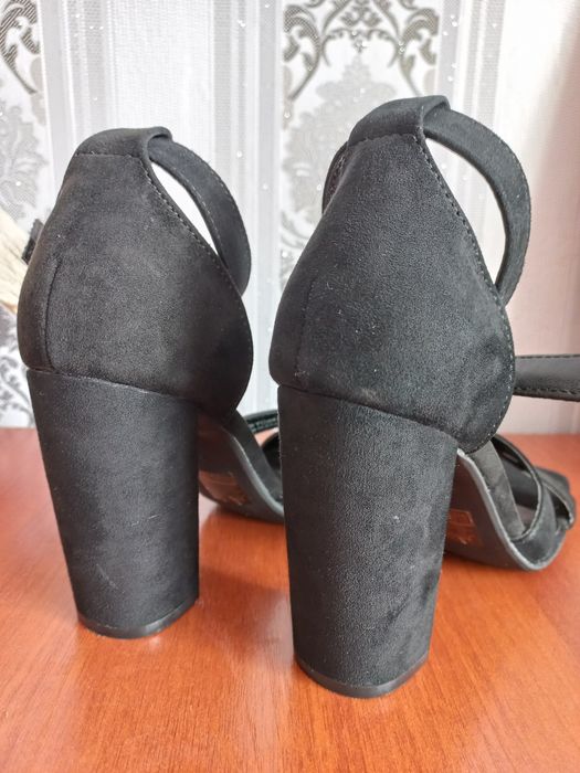 Нові босоніжки на каблучку