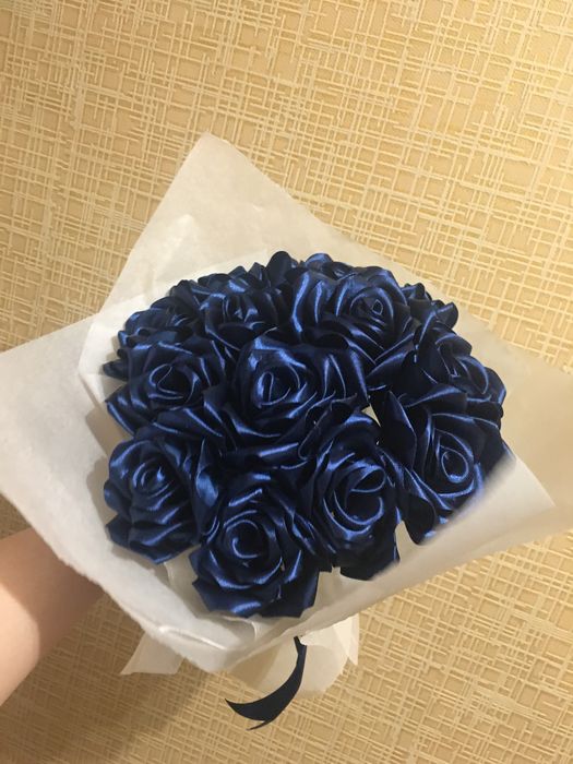 Букет атласних троянд