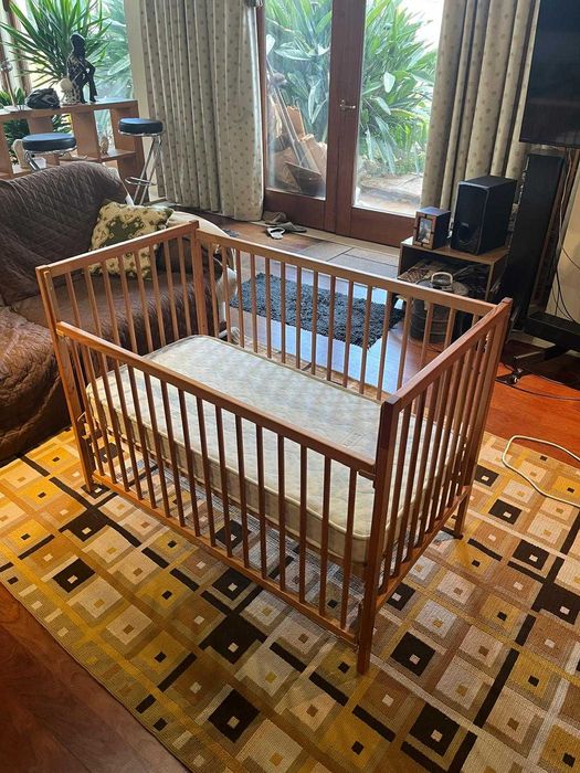 Berço/cama de bebé  Marca-ZIPPY com colchão