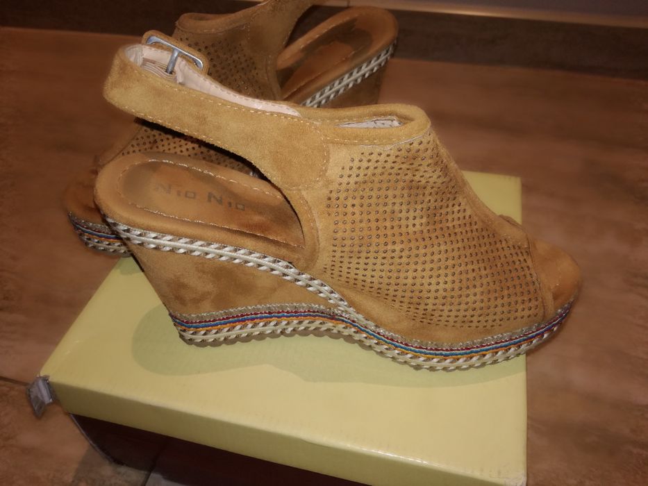 Sandały na koturnie