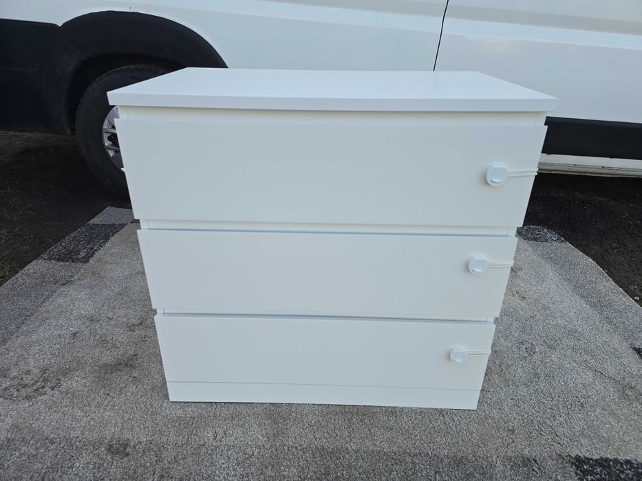 Biała komoda z trzema szufladami IKEA MALM