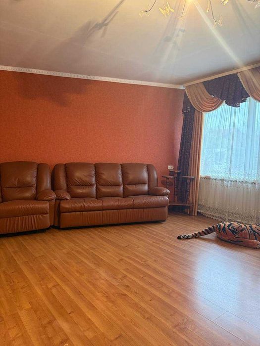 Продаж просторого будинку з ремонтом, автономією та гаражем у будівлі!