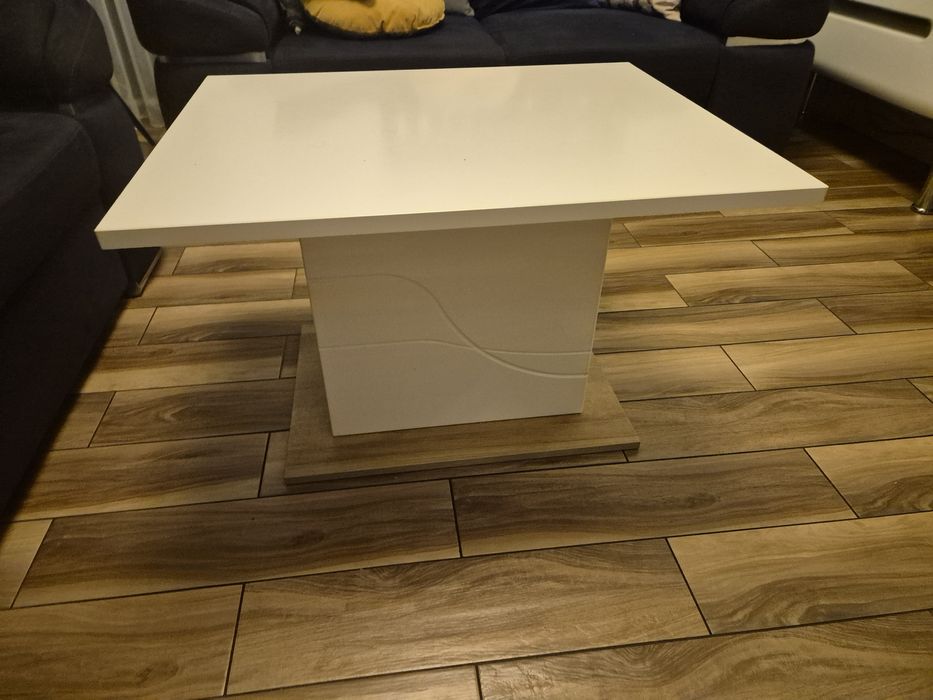 Stol  kolor bialy podstawa drewniana 140x90po rozlozeniu 200x9000