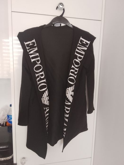 Śliczna narzutka Emporio Armani z cyrkoniami i napisem