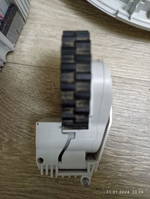 Продам по запчастинам пилосос робот