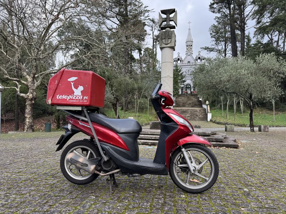 Honda Vision 110 com caixa trabalho 2015