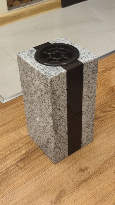 Wazon granitowy na nagrobek Flakon