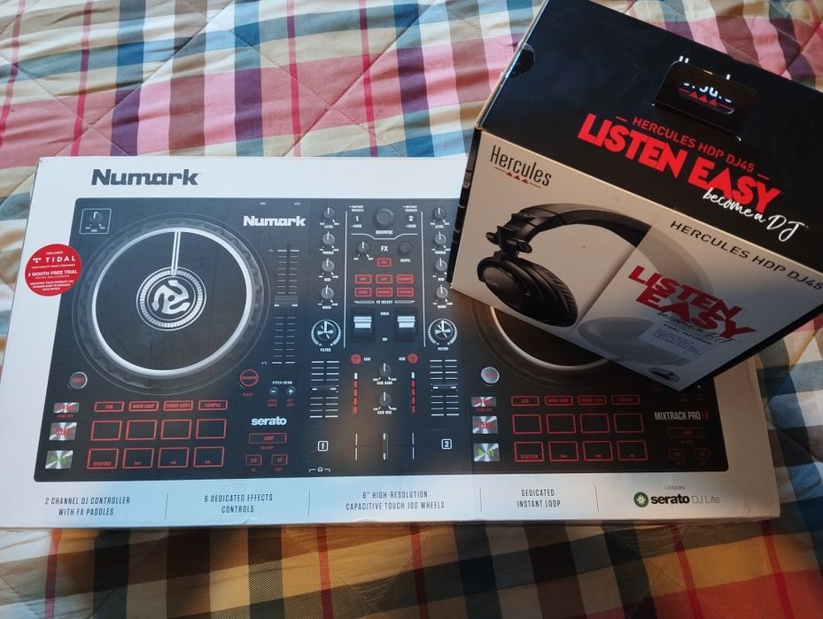 Numark Mixtrack Pro Fx mais Hércules phones