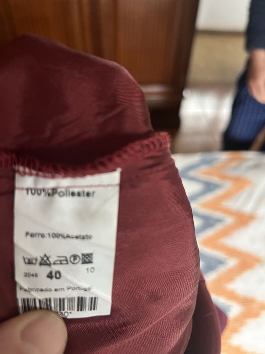 Vestido bordeaux com flores na alça