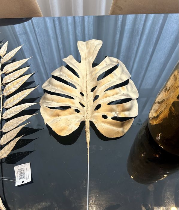 Jarra dourada + folhas decorativas