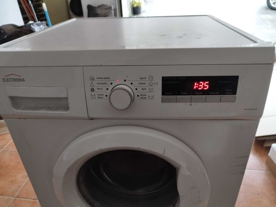 Maquina de lavar roupa Eletronia, com avaria