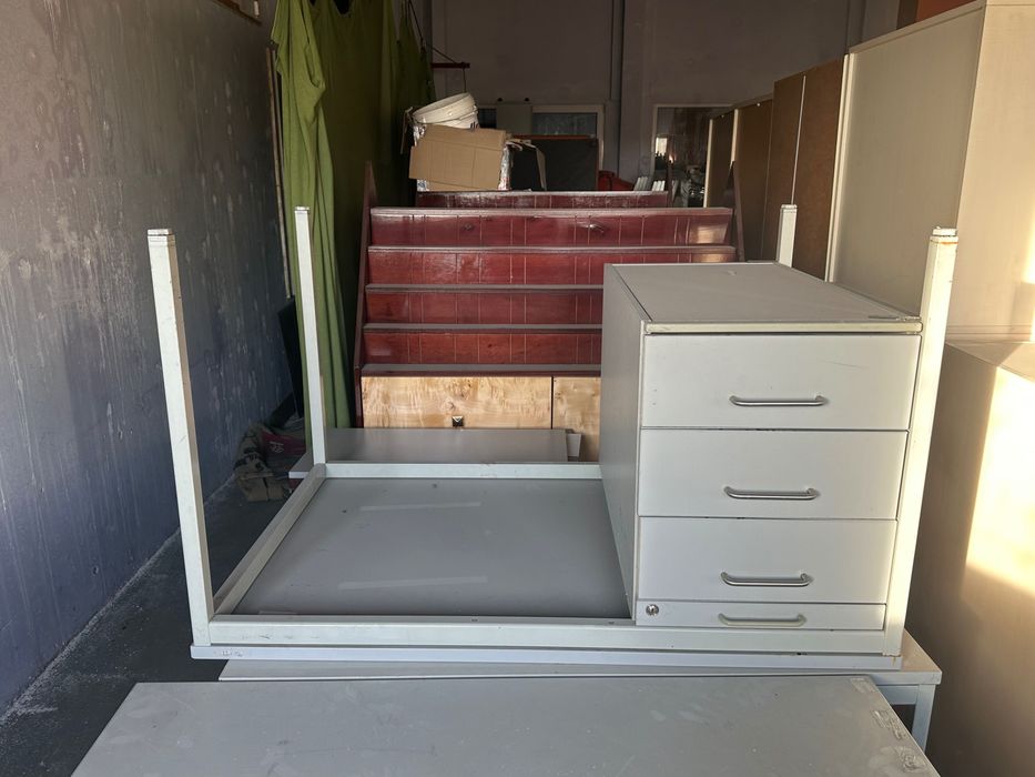 Biurko z kontenerkiem