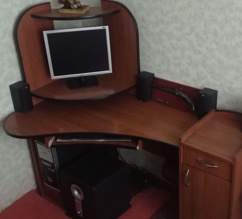 Компьютерный стол