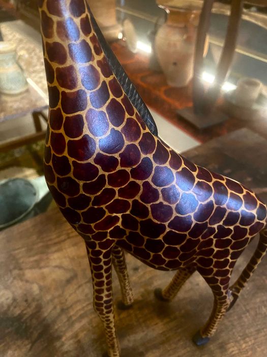 Girafa Esculpida em Madeira – Arte Africana Tradicional