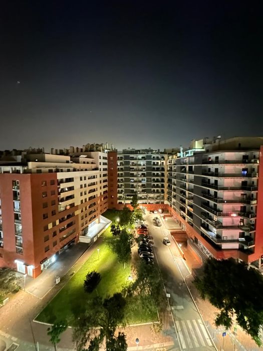 quarto suite com WC privativo com uma varanda bastante espaçosa e com uma bela vista, localizado na colinas do cruzeiro odivelas