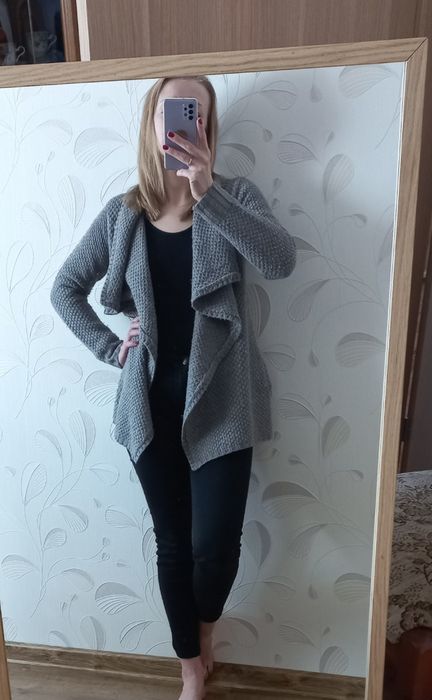 Szary gruby sweter rozpinany