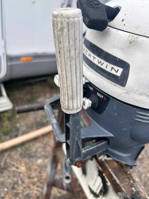Evinrude 3KM spodzina bez śruby, rumpel