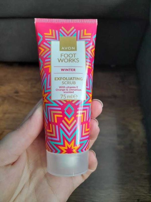 Złuszczający scrub do stóp Avon Foot Works 75ml Winter.
