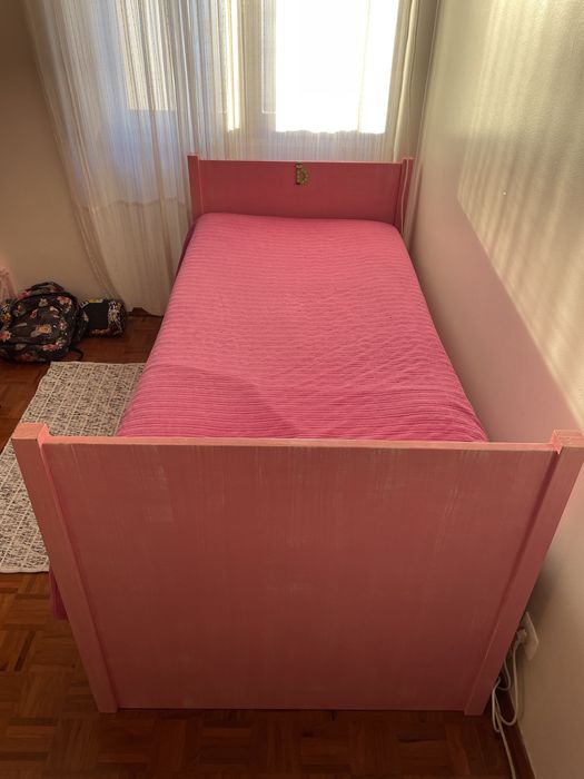 Cama de criança em madeira maciça com gavetãoe e colchao molaflex