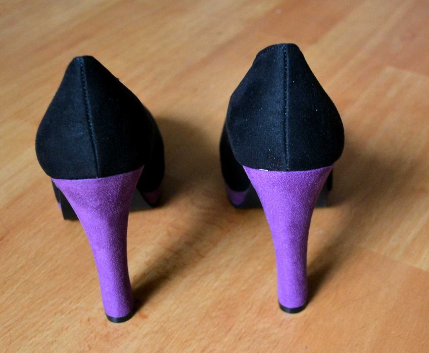 Zamszowe buty na wysokim obcasie