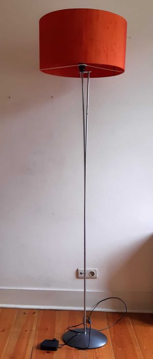 Candeeiro de pé com regulador de luz