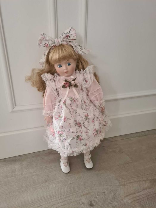 Boneca de porcelana colecionável