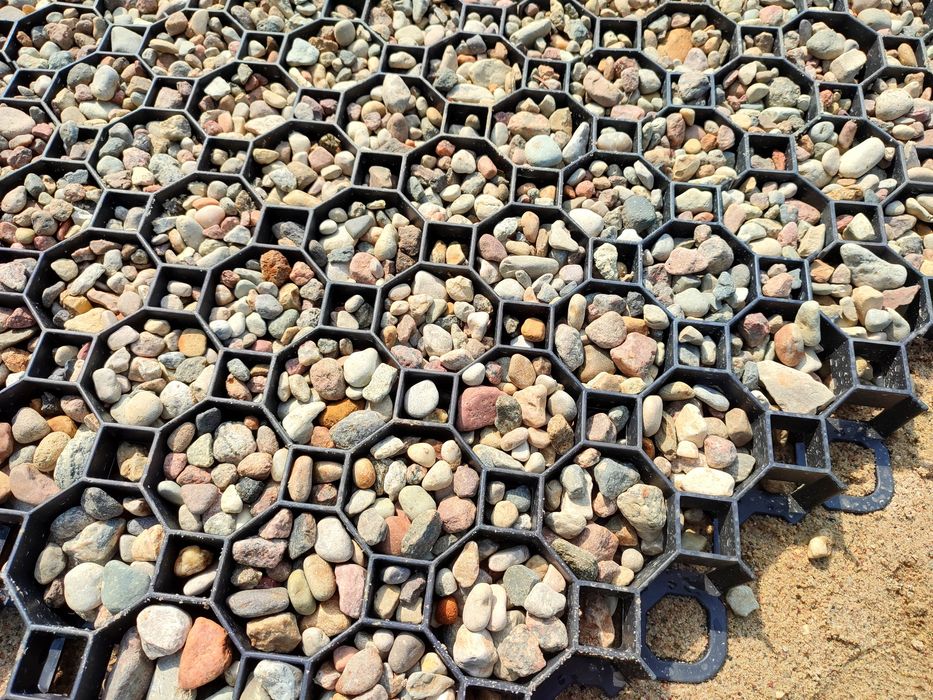 Piasek żwir podsypka czarnoziem keramzyt otoczak kamienie pospółka bus