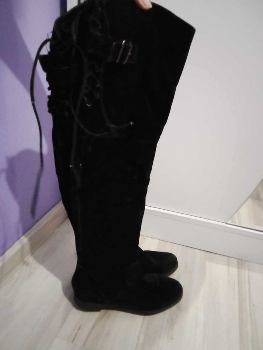 Długie kozaki zamszowe.