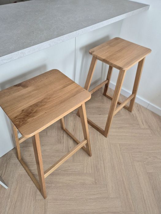 Zestaw 2 szt. dębowe hokery Korlan drewniane scandi minimalizm stołek