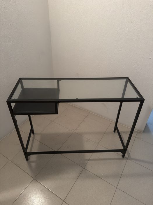 Aparador com tampo de Vidro