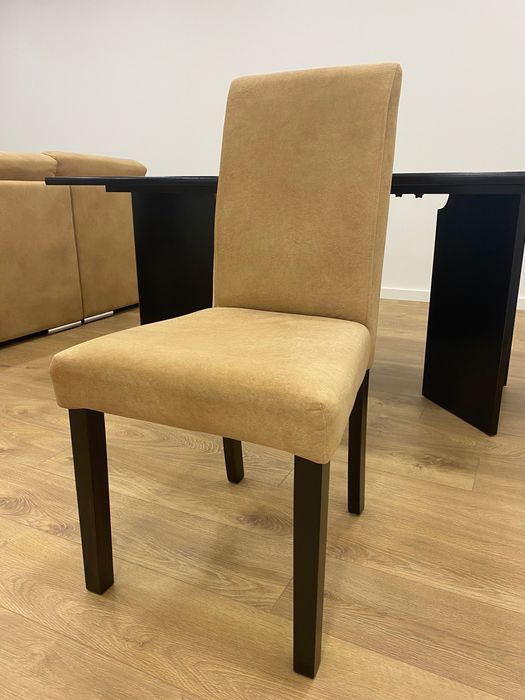 Mesa de jantar e cadeiras