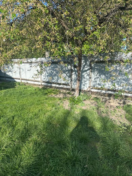 Продається частина будинку в м Славута . Частина будинку складається з двох однокімнатних квартир .