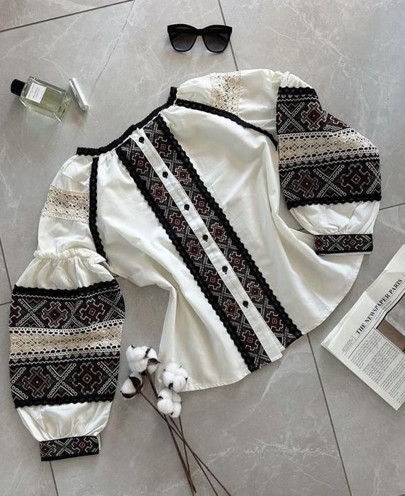 Жіноча вишиванка, сорочка вишита хрестиком.