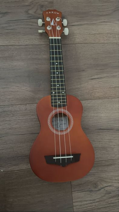 Ukulele arrow ze stroikiem