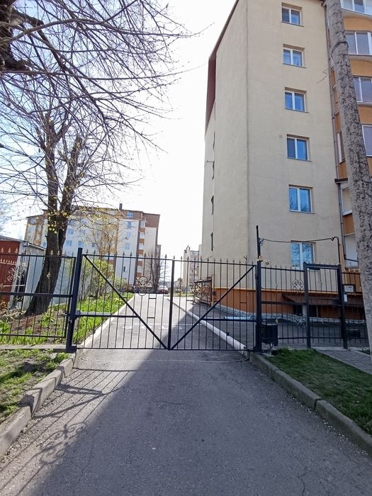 Продам нежитлове приміщення! Район Пивзавод. Вул. Ясна. ФАСАД. Цоколь!