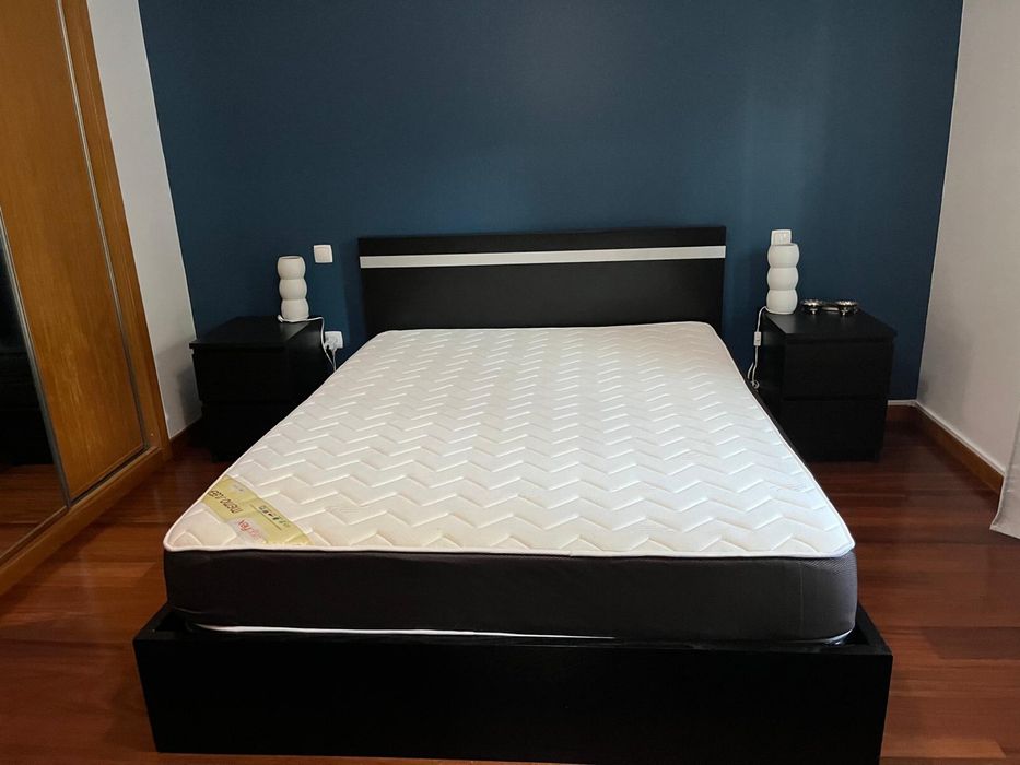 Cama casal com estrado + colchão & mesinha de cabeira