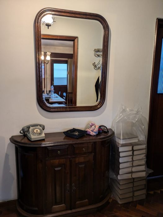 Sapateira e espelho64751024835841120