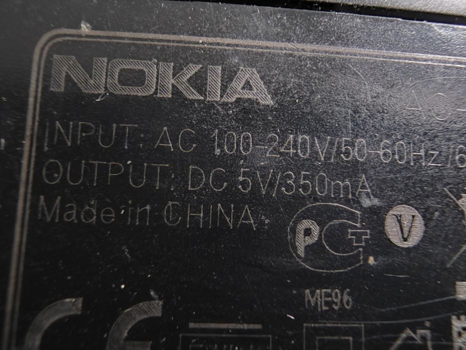 Dwie stare ładowarki Nokia.