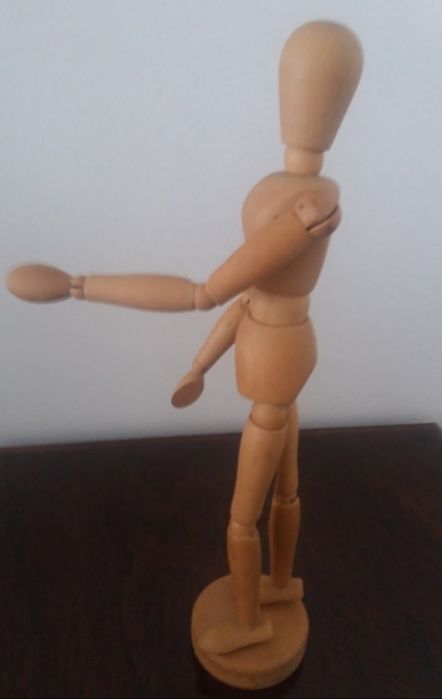 Boneco articuládo em madeira