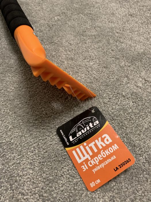 Щетка со скребком от снега 80 см lavita